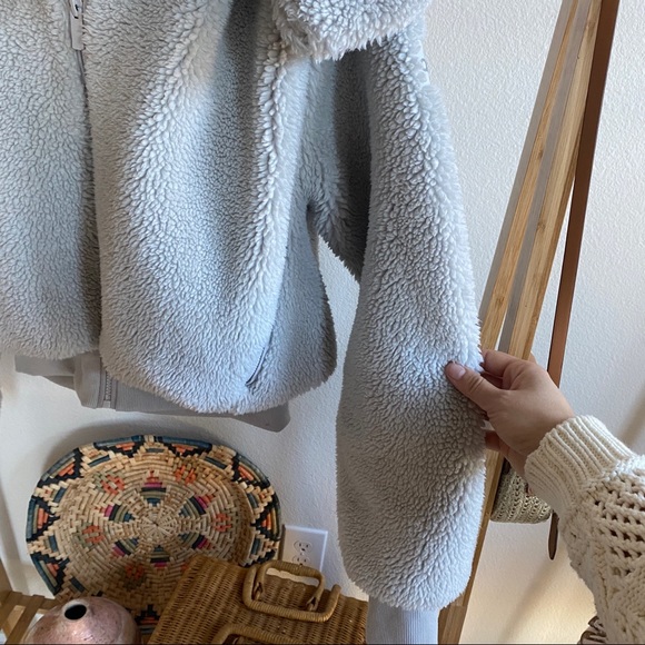 Alo Yoga Grey Cropped Foxy Sherpa Jacket - Picture 5 of 8